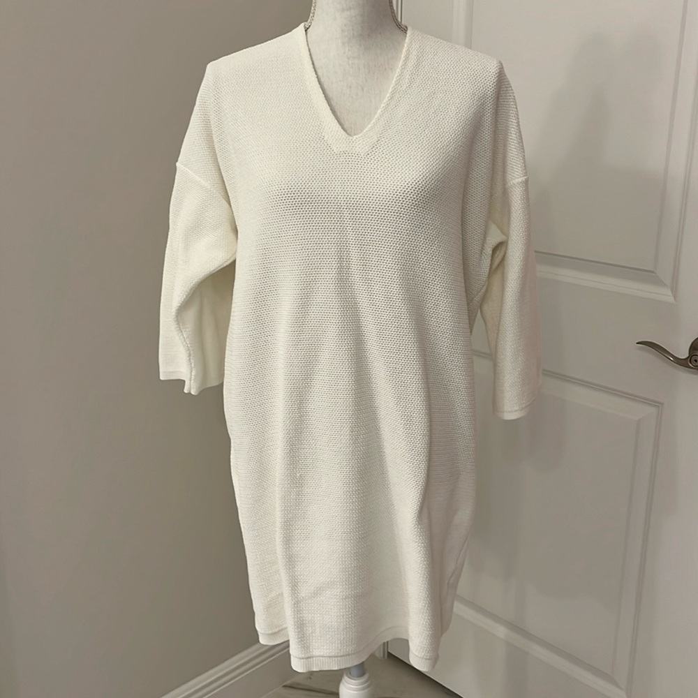 Uniqlo White V-neck dress 95% cotton 5% nylon. Heavy honeycomb fabric. Size M